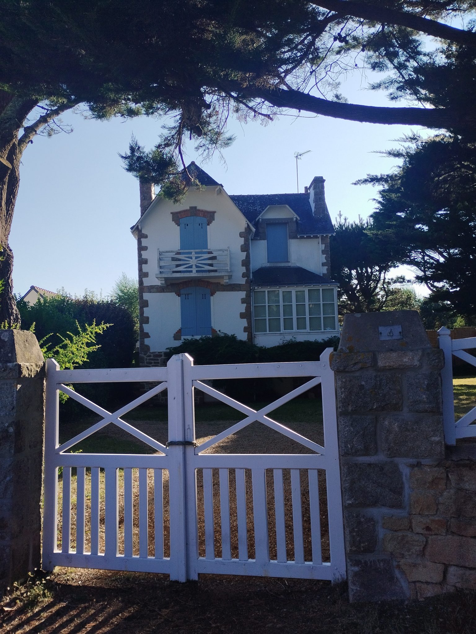Bretonisches Steinhaus mit weißem Tor, Kerbihan, La Trinité-sur-Mer