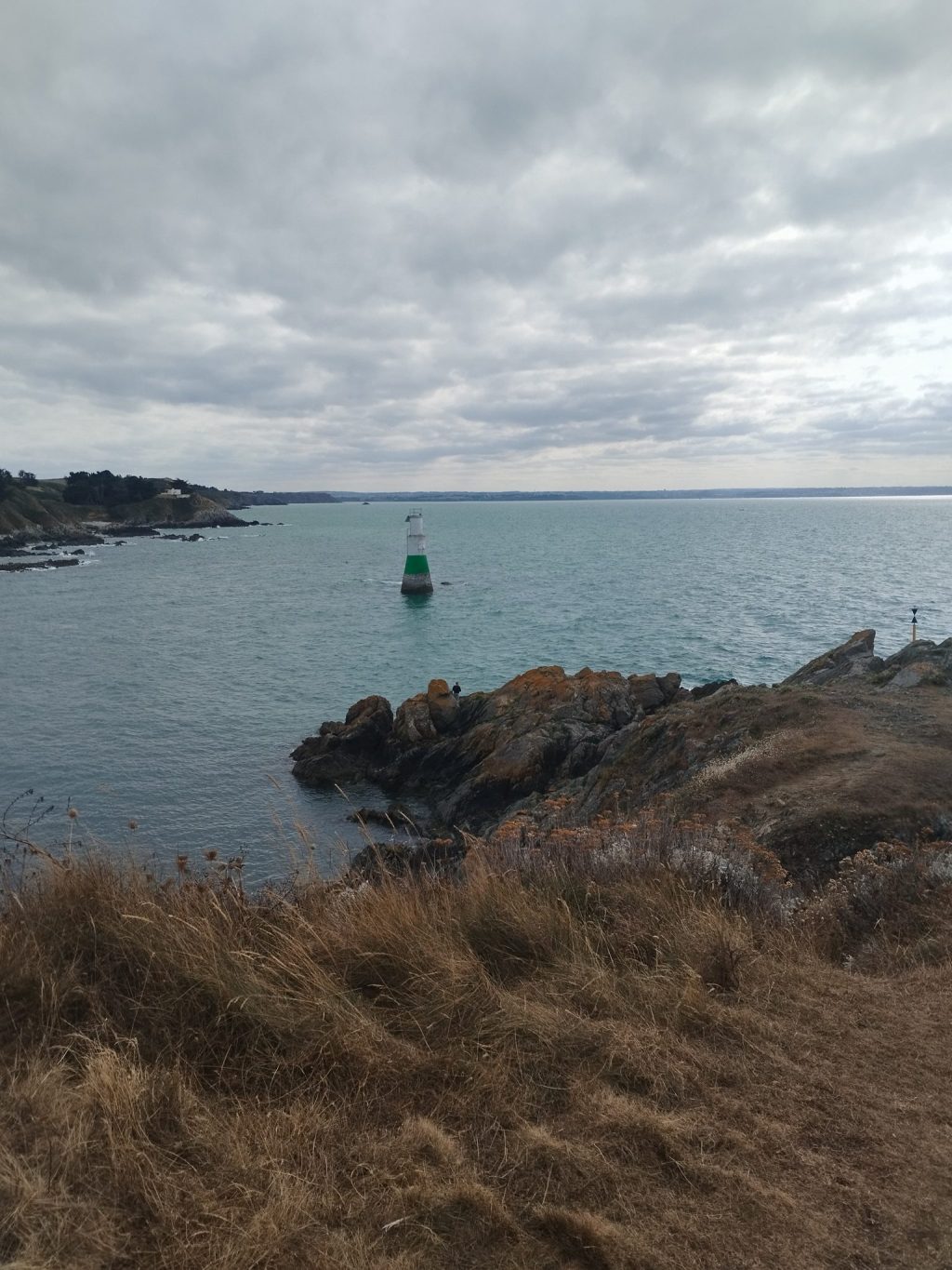 Küste bei Dahouët mit Fahrwassertonne und Segelbooten, Bretagne