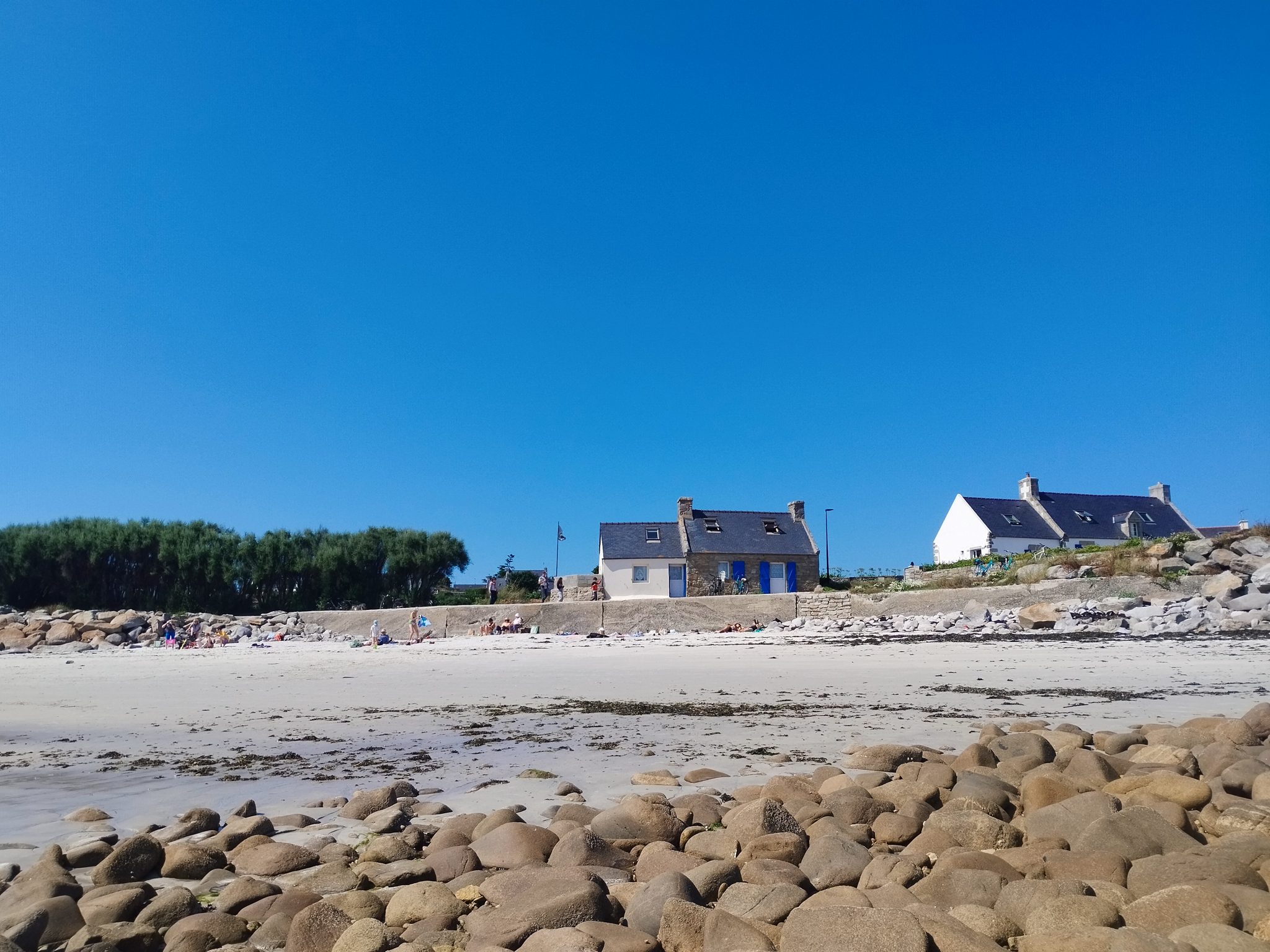 Strand mit Granitfelsen auf der Île de Batz, Bretagne